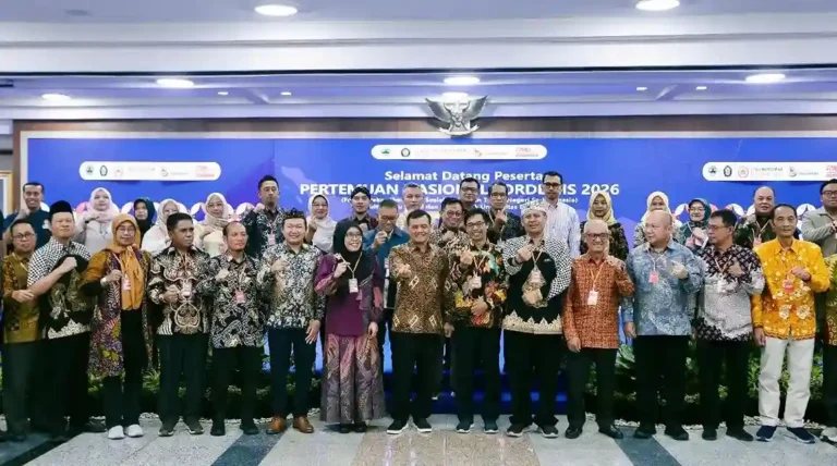 Para peserta Fordekiis 2026 berfoto bersama untuk mengapresiasi model kepemimpinan Gubernur Jateng Ahmad Luthfi.