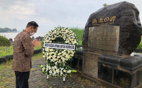 Duta Besar Kanasugi berdoa di depan Monumen Ketenangan Jiwa dan karangan bunga Duta Besar Jepang untuk Indonesia mengenang korban Pertempuran Lima Hari di Semarang.