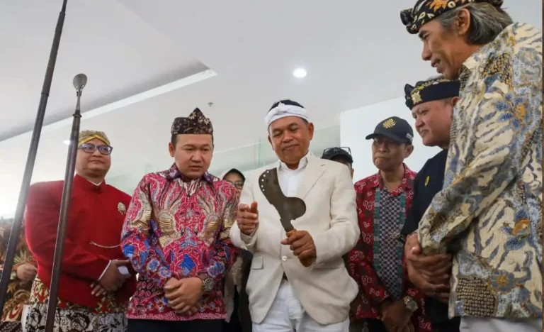 Suasana Orasi Budaya Dedi Mulyadi dan Pameran Tosan Aji dalam rangka Dies Natalis ke-61 FIB Undip di Art Center Undip Semarang