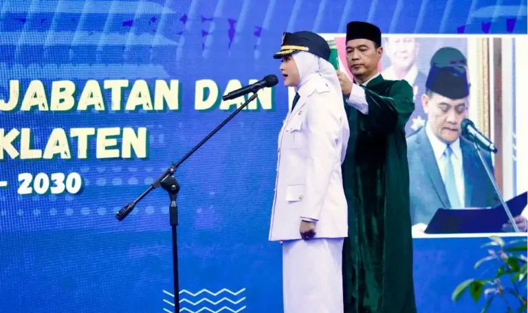 Prosesi pelantikan dan pengambilan sumpah jabatan Wakil Bupati Klaten Mahanni Yulindha Pratiwi oleh Gubernur Jawa Tengah Ahmad Luthfi di Semarang.