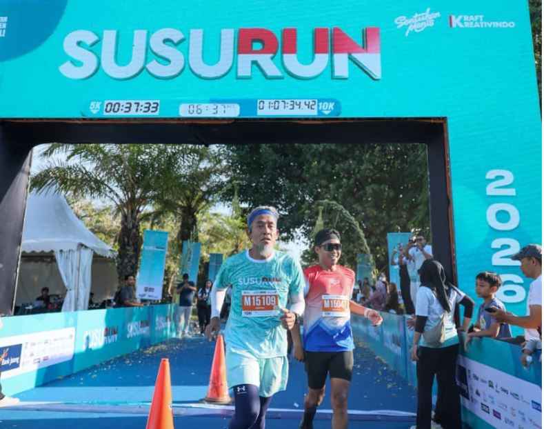 Peserta pelari memasuki garis finis di bawah gerbang start-finish SUSURUN Boyolali 2026 di Alun-Alun Kidul Boyolali.