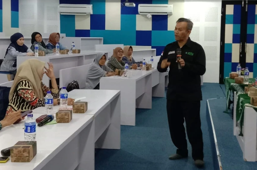 Narasumber Agung S Bakti memberikan materi dalam kegiatan pelatihan AI untuk UMKM yang digelar MCA Kota Semarang.