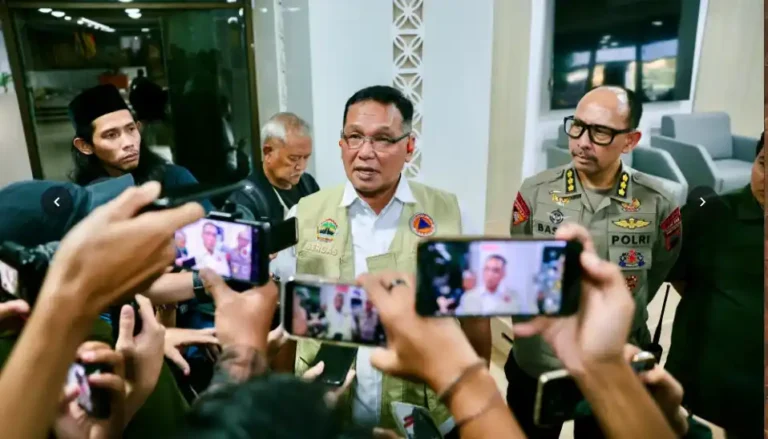 Kepala Pelaksana Harian BPBD Jateng Bergas Catursasi Penanggungan memberikan keterangan pers terkait penanganan karhutla jateng