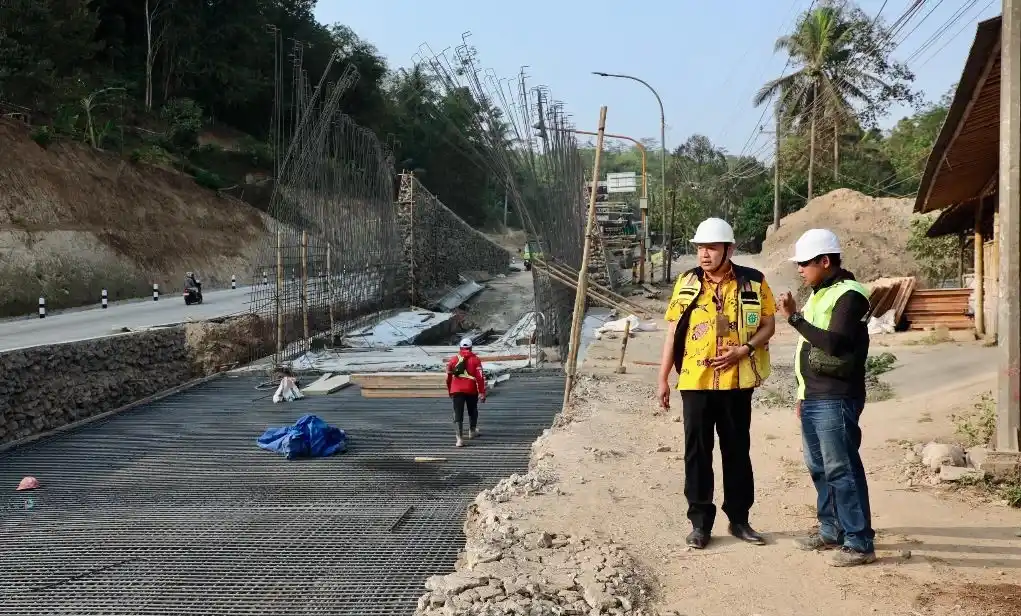 Petugas Dinas PUPR Jawa Tengah bersama tim teknis meninjau progres pembangunan Jalur Penyelamat Kalijambe di ruas Bener-Maron, Kabupaten Purworejo.