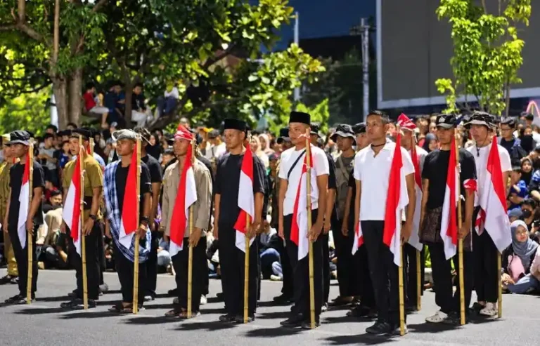 Barisan pemuda membawa bambu runcing Merah Putih dalam teatrikal peringatan 81 tahun Pertempuran Lima Hari di Semarang yang menghidupkan kisah dr. Kariadi di kawasan Tugu Muda.