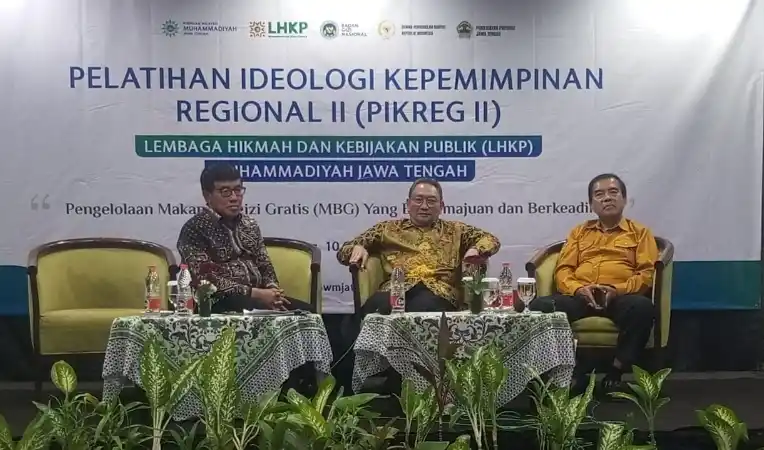Anggota Komisi IX DPR RI Muh Haris duduk bersama narasumber di panggung acara Pelatihan Ideologi Kepemimpinan Regional II LHKP Muhammadiyah Jawa Tengah membahas pengelolaan Program Makan Bergizi Gratis.