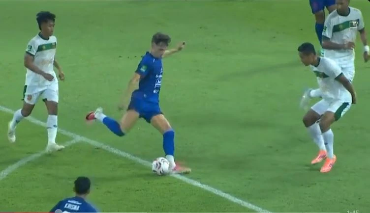 Pemain PSIS Semarang Deri Corfe bersiap melepaskan tembakan keras di tengah kepungan pemain lawan dalam laga sengit PSIS Vs Bekasi City di Stadion Jatidiri.