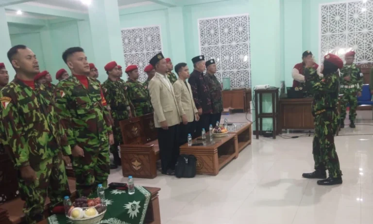 Anggota Kokamwati Asnely memimpin peserta Refleksi Milad ke-61 Kokam Kota Semarang menyanyikan lagu Indonesia Raya di Gedung PDM.