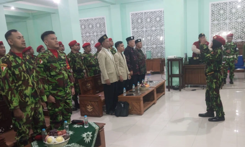 Anggota Kokamwati Asnely memimpin peserta Refleksi Milad ke-61 Kokam Kota Semarang menyanyikan lagu Indonesia Raya di Gedung PDM.
