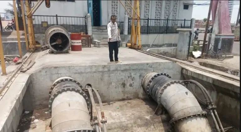 Koordinator sedang meninjau infrastruktur pipa raksasa di Rumah Pompa Waru Semarang yang disiagakan untuk mengendalikan banjir di kawasan Kaligawe dan Semarang Timur.