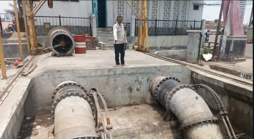 Koordinator sedang meninjau infrastruktur pipa raksasa di Rumah Pompa Waru Semarang yang disiagakan untuk mengendalikan banjir di kawasan Kaligawe dan Semarang Timur.