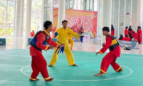 Aksi pesilat muda bertarung di bawah pengawasan wasit pada ajang UMKU Silat Star VI Kudus tempat santri lereng Muria meraih Juara Nasional Pencak Silat.