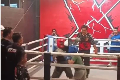 Menampilkan suasana tinju Semarang saat para atlet berlatih di dalam ring di sasana X-SECTOR Kemijen, Semarang Timur.