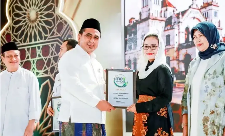 Wakil Gubernur Jawa Tengah Taj Yasin Maimoen menyerahkan penghargaan MES Halal Choice sebagai wujud dukungan ekosistem Kawasan Industri Halal Jateng di Semarang.