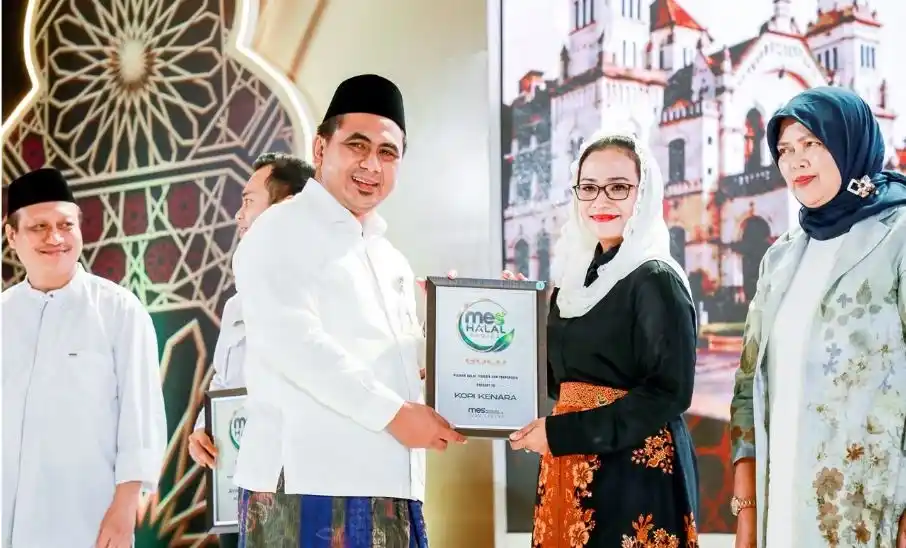 Wakil Gubernur Jawa Tengah Taj Yasin Maimoen menyerahkan penghargaan MES Halal Choice sebagai wujud dukungan ekosistem Kawasan Industri Halal Jateng di Semarang.