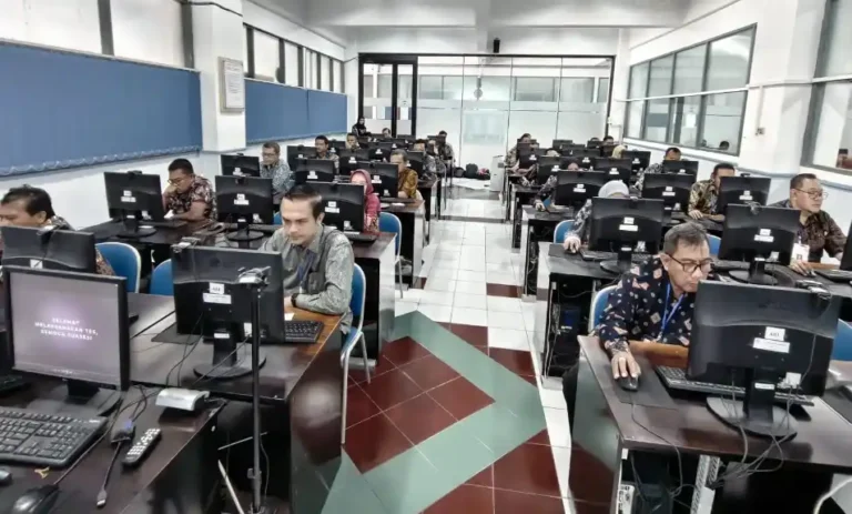 Suasana pelaksanaan tes potensi berbasis komputer bagi puluhan peserta seleksi Calon Anggota Komisi Informasi (KI) Provinsi Jawa Tengah di Laboratorium CBT Udinus Semarang.