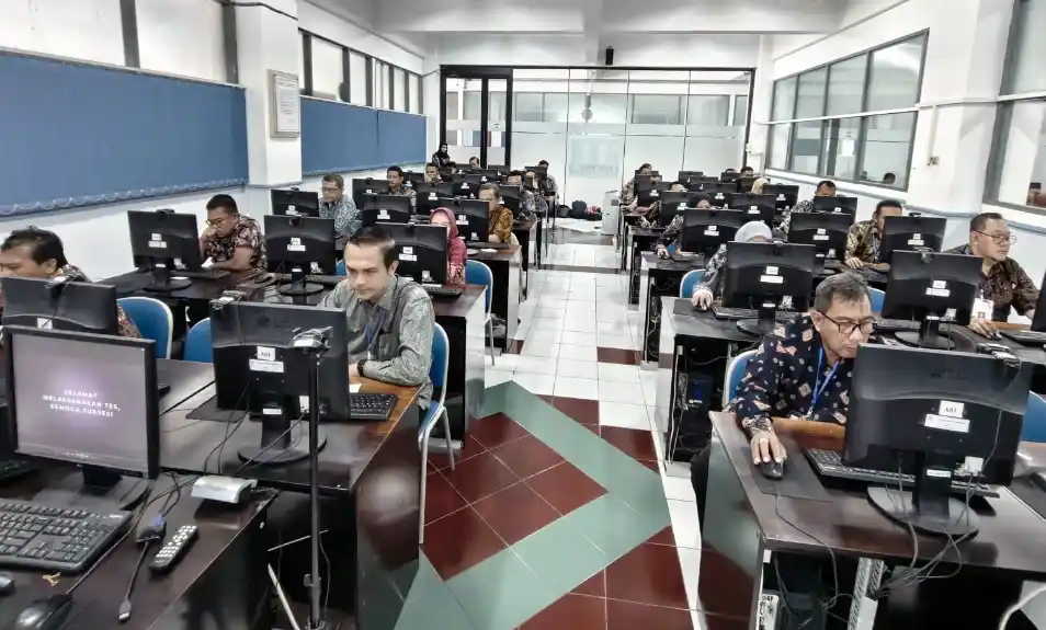 Suasana pelaksanaan tes potensi berbasis komputer bagi puluhan peserta seleksi Calon Anggota Komisi Informasi (KI) Provinsi Jawa Tengah di Laboratorium CBT Udinus Semarang.