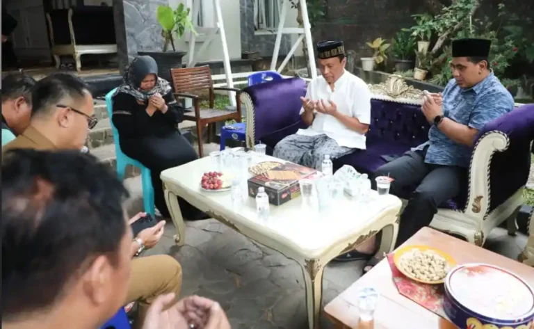 Wagub Taj Yasin duduk di sofa ungu memanjatkan untaian doa bersama ayah dan ibu mendiang atlet selam Syabilla di teras rumah duka Kelurahan Pengkol Jepara.