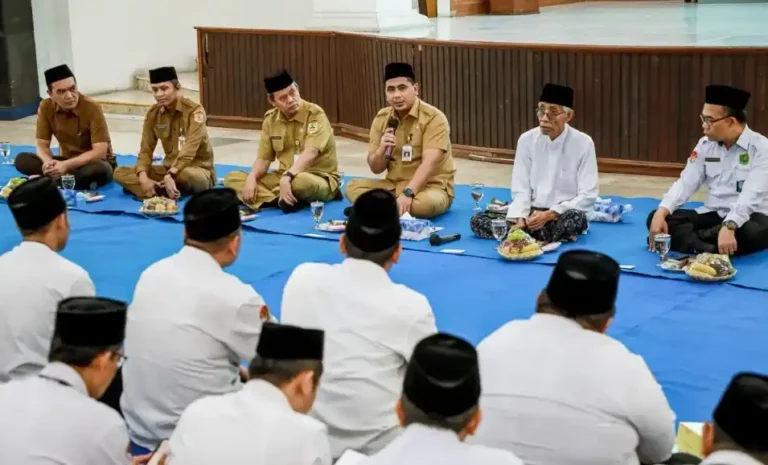 Wakil Gubernur Jawa Tengah Taj Yasin bersama KH Ubaidillah Shodaqoh duduk lesehan memimpin tradisi Ngaji Bandongan ASN Pemprov Jateng dalam peringatan Hari Santri 2026 Jateng.