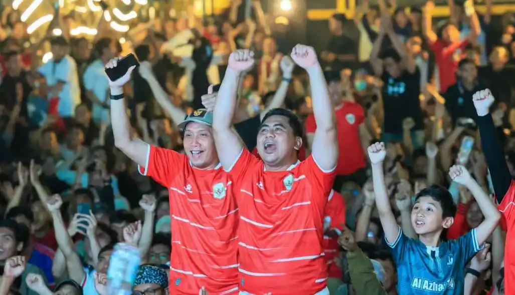 Wakil Gubernur Jawa Tengah Taj Yasin Maimoen (berdiri kanan) bersama ribuan warga Semarang mengangkat tangan dan bersorak merayakan kemenangan Timnas Indonesia juara ASEAN Cup 2026 di halaman Kantor Gubernur Jateng.