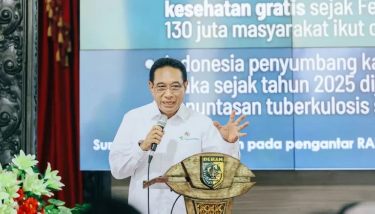 Wakil Menteri Kesehatan memberikan arahan di podium Pendopo Demak terkait program percepatan eliminasi tuberkulosis dan inovasi penanganan TBC Jateng.