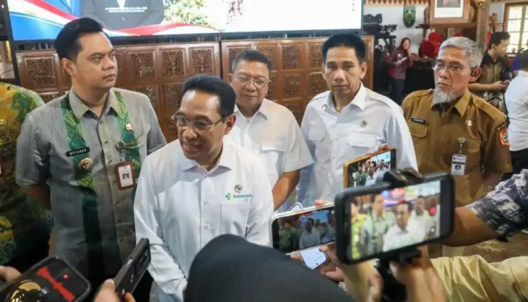 Wamenkes didampingi Sekda Jateng Sumarno memberikan keterangan pers kepada wartawan terkait percepatan eliminasi TBC Jateng dalam acara Deklarasi Desa Siaga TB di Jepara.