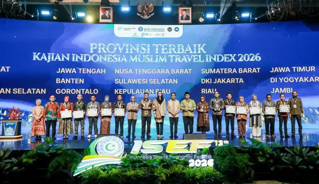 Wakil Gubernur Jawa Tengah Taj Yasin Maimoen memegang piala penghargaan Provinsi Terbaik Kajian Indonesia Muslim Travel Index 2026 di panggung ISEF 2026 saat wisata ramah muslim Jawa Tengah melesat ke peringkat 2 nasional.