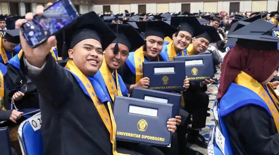 Mulai Usia 20 Hingga 61 Tahun, Wisuda ke-184 Undip Cetak Sejarah