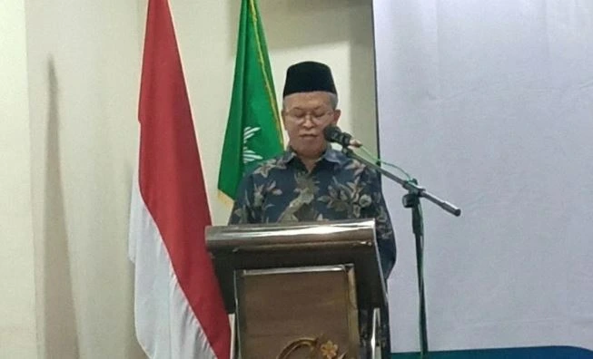 Prof. Dr. H. Zakiyuddin Baidhawy sedang berpidato di mimbar menyoroti tata kelola program MBG dalam acara PIGREK II Muhammadiyah Jawa Tengah di Semarang.
