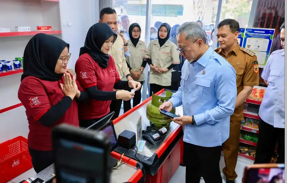 Menko Pangan Zulkifli Hasan didampingi Gubernur Jateng Ahmad Luthfi saat meninjau langsung kesiapan transaksi LPG 3 kg di gerai Koperasi Merah Putih Jateng, Sukoharjo.